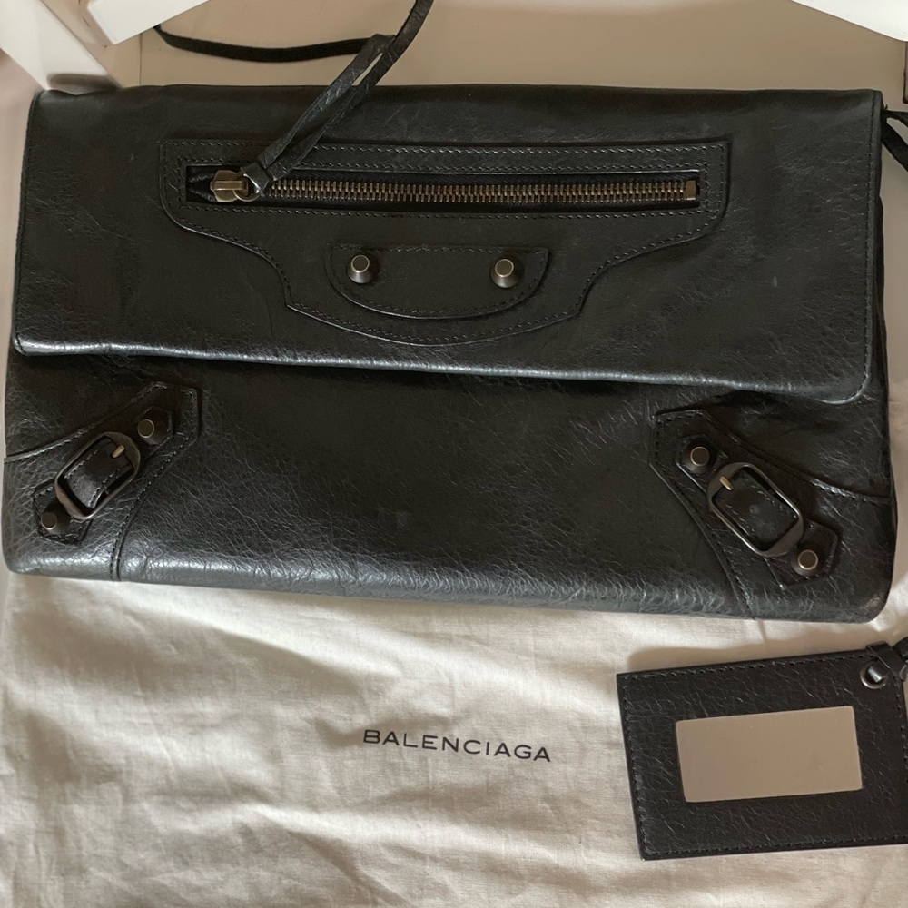 BALENCIAGA
Agneau Classic Hardware Envelope Clutch Black